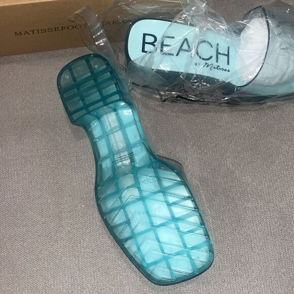 Nwt in box Matisse beach 2” aqua colored clogs - Picture 5 of 5